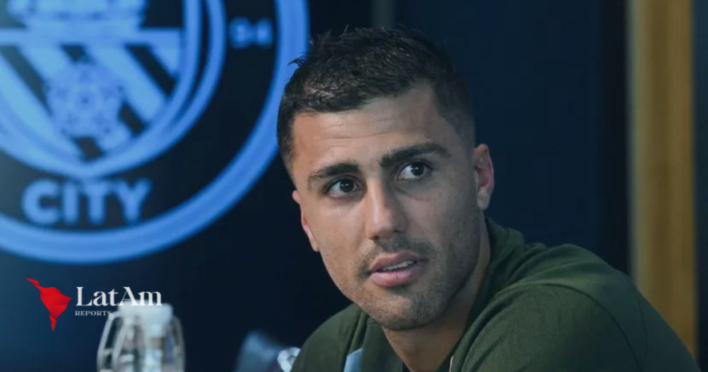 Rodri, volante do Manchester City, manifestou sua insatisfação com o novo formato da Champions League e a crescente carga de jogos no futebol europeu. A partir desta temporada, a UEFA introduziu um novo sistema na Liga dos Campeões, substituindo a tradicional fase de grupos por uma fase de liga com oito rodadas. Isso resulta em dois a quatro jogos adicionais para cada equipe. Rodri expressou sua preocupação com a sobrecarga de partidas, afirmando que isso pode levar a uma greve dos jogadores. Ele destacou que o aumento no número de jogos pode comprometer a qualidade do futebol e a saúde dos atletas. Segundo o jogador, "se continuar assim, chegará um momento em que não teremos outra opção." O volante também usou o exemplo de Erling Haaland, que teve uma pausa prolongada e mostrou excelente desempenho, para ilustrar a importância do descanso. "Quando estou descansado, jogo melhor. Se as pessoas quiserem ver um futebol melhor, precisamos descansar", declarou Rodri. O Manchester City fará sua estreia na Champions League contra a Inter de Milão nesta quarta-feira. O time enfrentará adversários como Slovan Bratislava, Sparta Praga, Sporting, Feyenoord, Juventus, PSG e Club Brugge na fase de grupos.