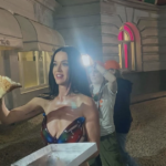 Katy Perry surpreende fãs no Rio com pizza na porta de hotel