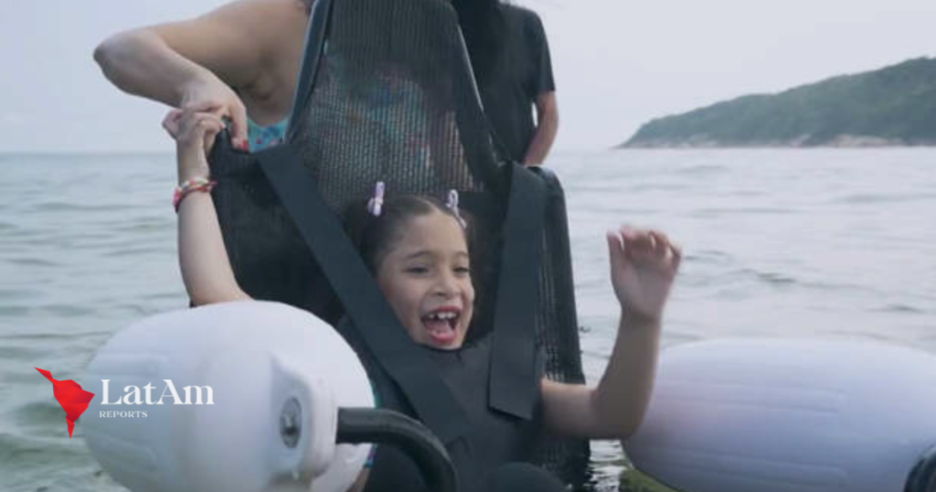 Engenheiro cria cadeira de rodas com boias que permite banho de mar para pessoas com deficiência