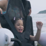 Engenheiro cria cadeira de rodas com boias que permite banho de mar para pessoas com deficiência