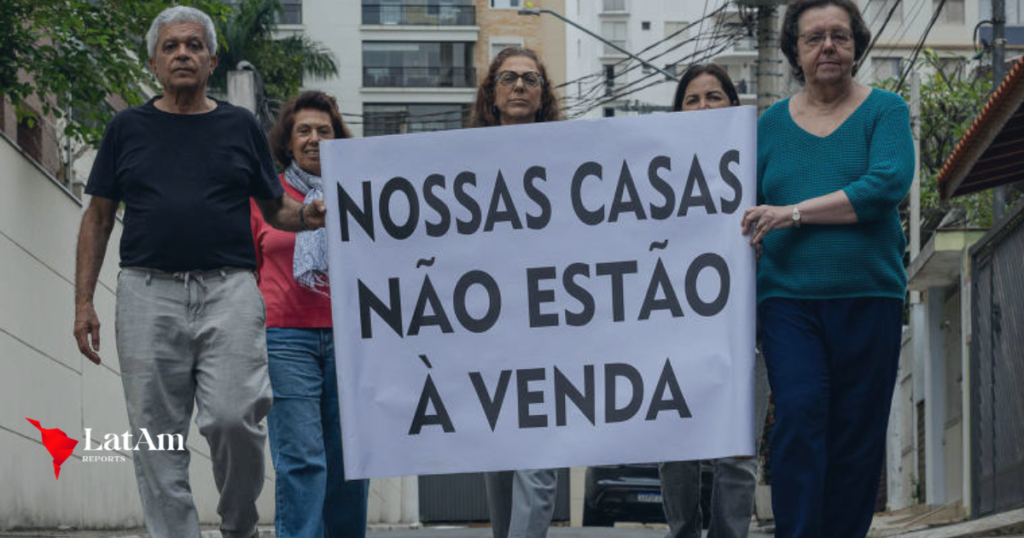 Moradores da Vila Mariana usam placas para protestar contra assédio de construtoras