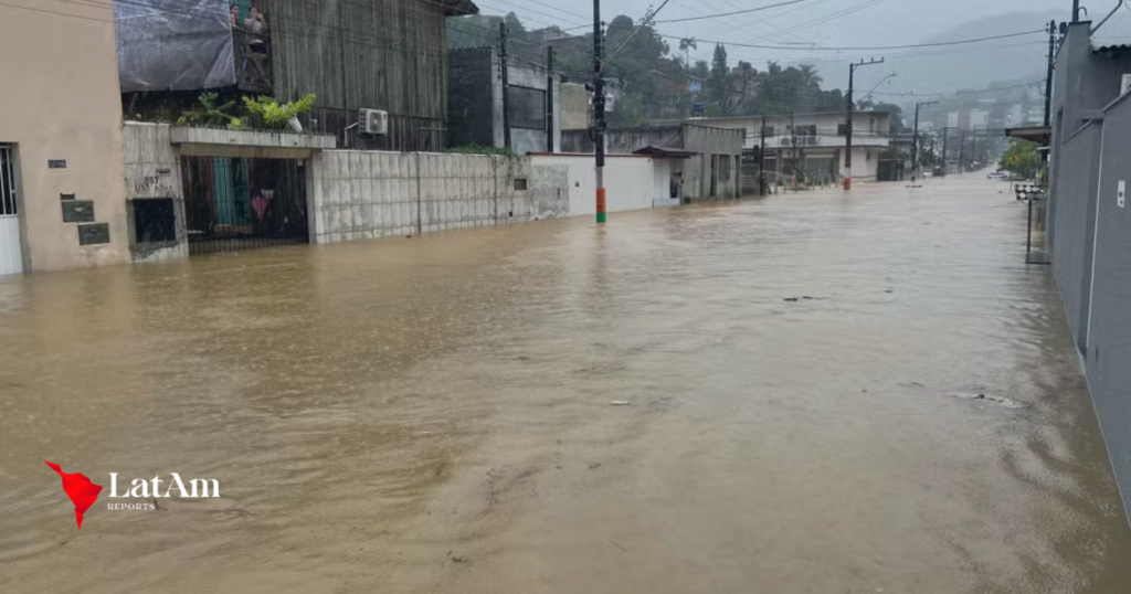 Forte chuva causa alagamentos e interdições no litoral de SC