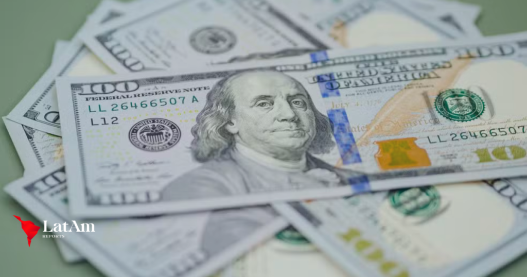 O dólar voltou a subir nesta terça-feira (17), atingindo R$ 6,1522 às 10h20, um avanço de 0,95% em relação ao dia anterior. Na máxima, a moeda chegou a R$ 6,1736, mesmo após o Banco Central (BC) realizar um leilão de venda à vista de dólares para conter a valorização.