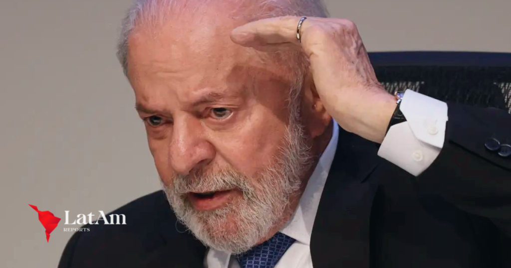 O presidente Luiz Inácio Lula da Silva declarou nesta quinta-feira (15) que "não quer se comportar de forma apaixonada ou precipitada" em relação aos resultados das eleições na Venezuela, ressaltando que o presidente Nicolás Maduro deve explicações ao Brasil e à comunidade internacional. Durante entrevista à Rádio T FM, do Paraná, Lula afirmou que ainda não reconhece a vitória de Maduro nas eleições venezuelanas, realizadas em 28 de julho, e que o presidente venezuelano precisa esclarecer o processo eleitoral. Lula destacou a importância de que o Conselho Nacional Eleitoral (CNE) da Venezuela, que proclamou Maduro como vencedor, apresente as atas oficiais do pleito. Segundo ele, essa transparência é essencial para legitimar os resultados e permitir que o Brasil continue lutando pela suspensão das sanções impostas ao país sul-americano. Relação Deteriorada e Sugestão de Novas Eleições O presidente brasileiro reconheceu que a relação entre Brasil e Venezuela "ficou deteriorada", apontando que a situação política na Venezuela está se agravando. Lula mencionou que manteve conversas com Maduro antes das eleições, aconselhando-o sobre a importância da transparência para garantir a legitimidade do processo eleitoral. Questionado sobre o reconhecimento de Maduro como presidente eleito, Lula afirmou que "ainda não" o faz, reiterando que Maduro "está devendo uma explicação" para o Brasil e para o mundo. Lula sugeriu que, para resolver a crise política, Maduro poderia considerar a convocação de novas eleições, com a participação de um comitê eleitoral suprapartidário e observadores internacionais para garantir a lisura do pleito. Em resposta, a líder da oposição venezuelana, María Corina Machado, rejeitou a proposta de Lula de realizar novas eleições, afirmando que "a eleição já aconteceu" e que o foco deve ser na solução dos problemas do país.