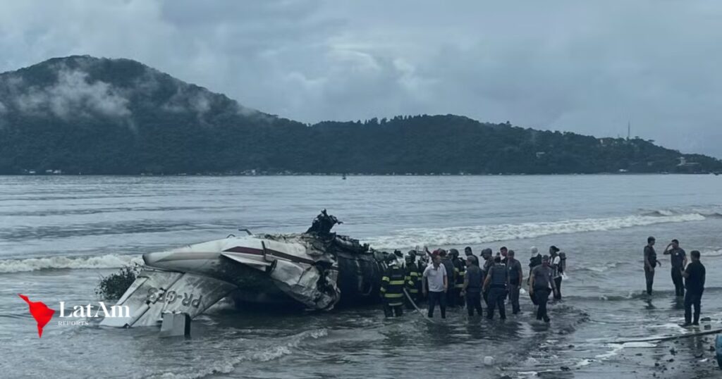 Avião de pequeno porte explode em Ubatuba após ultrapassar pista do aeroporto