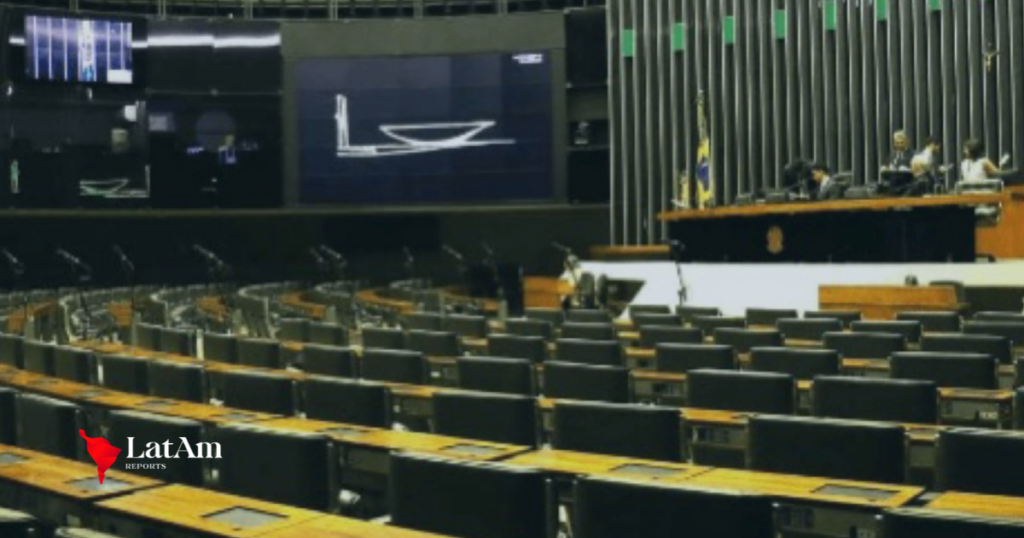 Câmara aprova redução de penas para condenados do 8 de Janeiro e medida pode encurtar prisão de Bolsonaro