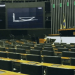 Câmara aprova redução de penas para condenados do 8 de Janeiro e medida pode encurtar prisão de Bolsonaro