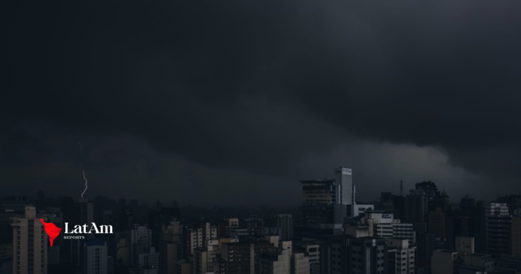 Chuva forte provoca alagamentos, bloqueios e deixa mais de 80 mil imóveis sem energia em São Paulo