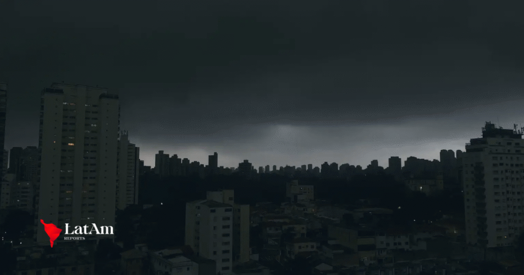 Chuvas fortes paralisam São Paulo: capital registra recorde de congestionamento e milhares ficam sem energia