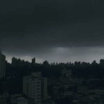 Chuvas fortes paralisam São Paulo: capital registra recorde de congestionamento e milhares ficam sem energia