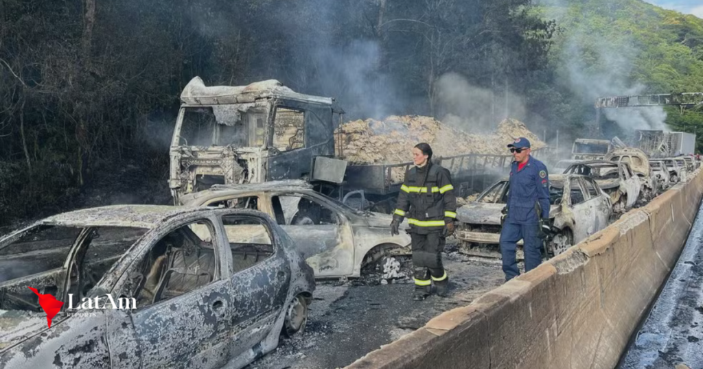 Explosão em túnel da BR-101 deixa feridos e mais de 20 veículos queimados em Santa Catarina