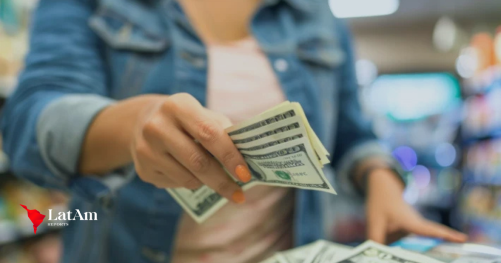Dólar dispara e se aproxima de R$ 6,10 em meio à escalada global de tarifas; Ibovespa recua