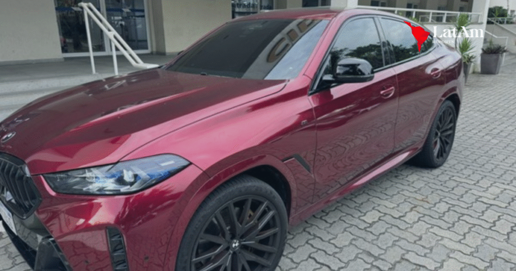 Carro de luxo de Poze do Rodo é levado pela polícia após prisão do cantor por apologia ao crime