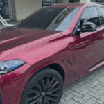 Carro de luxo de Poze do Rodo é levado pela polícia após prisão do cantor por apologia ao crime