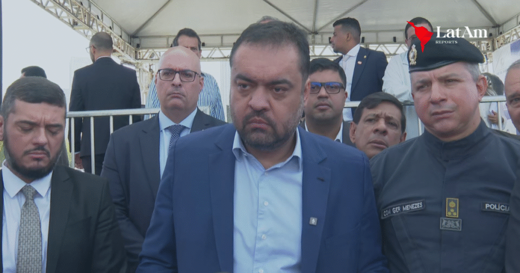 Drone da PM flagra fuga em massa de traficantes armados durante operação na Rocinha