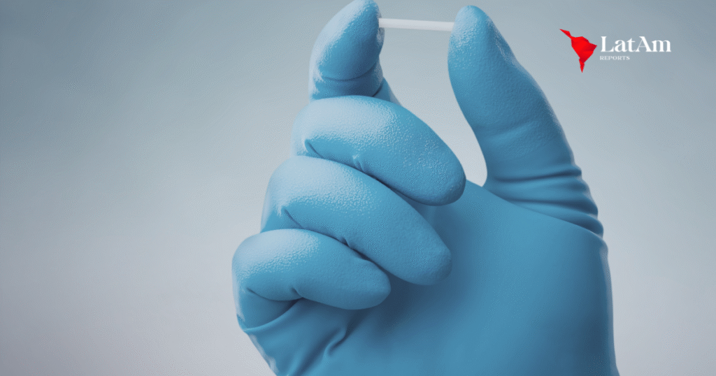Um dos métodos contraceptivos mais eficazes do mundo, o Implanon, passará a ser oferecido gratuitamente pelo Sistema Único de Saúde (SUS) ainda neste segundo semestre. A medida, confirmada pelo Ministério da Saúde, deve beneficiar cerca de 500 mil mulheres nos primeiros meses de implantação do programa. O Implanon é um implante hormonal subcutâneo, colocado no braço da paciente, com eficácia de até três anos. Atualmente, ele está disponível apenas na rede privada, com custo que varia entre R$ 2 mil e R$ 4 mil. Com a incorporação ao SUS, o governo estima investir aproximadamente R$ 245 milhões e distribuir até 1,8 milhão de unidades até 2026. Segundo o ministério, a portaria que oficializa a distribuição deve ser publicada nos próximos dias. A partir disso, os estados e municípios terão até 180 dias para viabilizar a oferta, com foco inicial em profissionais capacitados para aplicar o implante de forma segura e eficiente. A expansão será feita de forma gradual. Diferente de outros métodos, o Implanon libera continuamente o hormônio etonogestrel, que inibe a ovulação e impede a gravidez. É mais eficaz até mesmo que a vasectomia: enquanto esta tem uma taxa de falha de até 1,5 em cada mil casos, o implante registra apenas 0,5 falha para cada mil mulheres. O método será mais uma alternativa oferecida pela rede pública, que já disponibiliza atualmente anticoncepcionais orais, injetáveis, DIU de cobre, preservativos e cirurgias como laqueadura e vasectomia. Conforme o ministério, a decisão de ampliar o acesso ao Implanon foi motivada por sua alta taxa de eficácia, praticidade e adesão. O objetivo é garantir que mulheres que dependem exclusivamente do SUS tenham acesso aos mesmos métodos contraceptivos oferecidos no setor privado. Além disso, o governo informou que a iniciativa será acompanhada de ações educativas e campanhas de conscientização para informar a população sobre o uso e os efeitos do método.