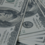 Dólar dispara após tarifa de 50% imposta por Trump ao Brasil