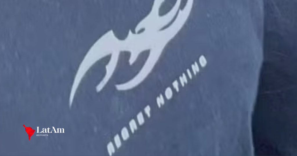 Réu por estupro coletivo em Copacabana se entrega usando camiseta com frase “Regret Nothing”