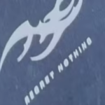 Réu por estupro coletivo em Copacabana se entrega usando camiseta com frase “Regret Nothing”