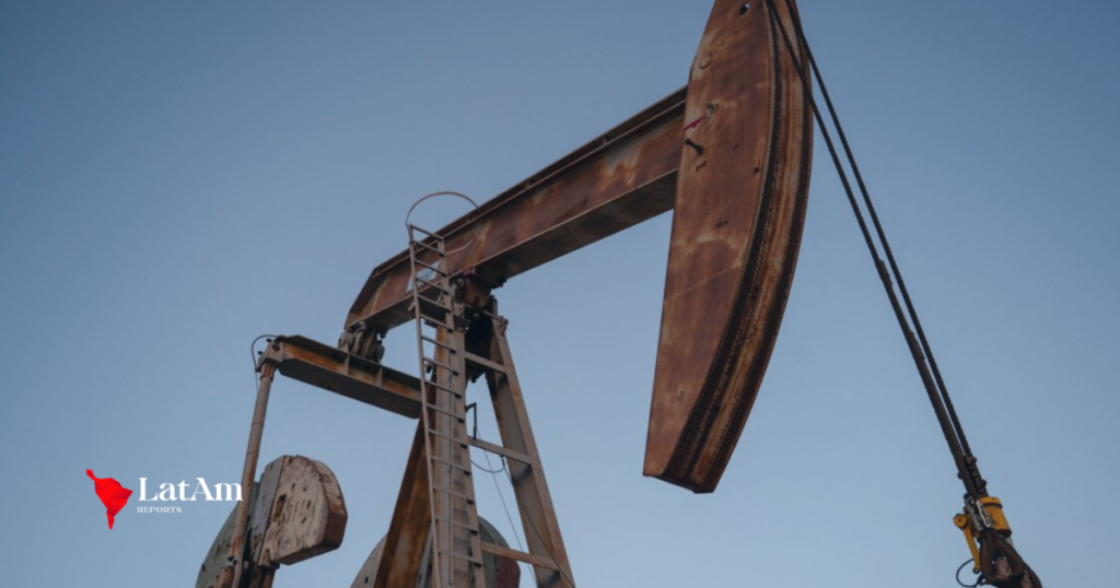 Petróleo dispara e supera US$ 115 após ataques a instalações de energia no Oriente Médio