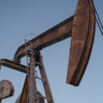 Petróleo dispara e supera US$ 115 após ataques a instalações de energia no Oriente Médio