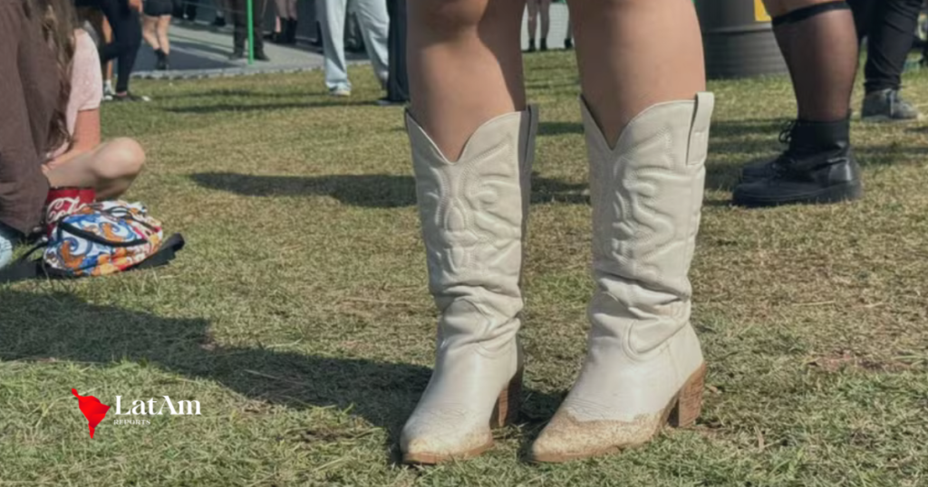 Bota caubói vira símbolo do Lollapalooza 2026 e ajuda público a driblar lama em São Paulo