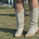 Bota caubói vira símbolo do Lollapalooza 2026 e ajuda público a driblar lama em São Paulo