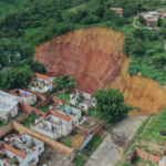 Enormes crateras colocam centenas de moradores de cidade amazônica em risco