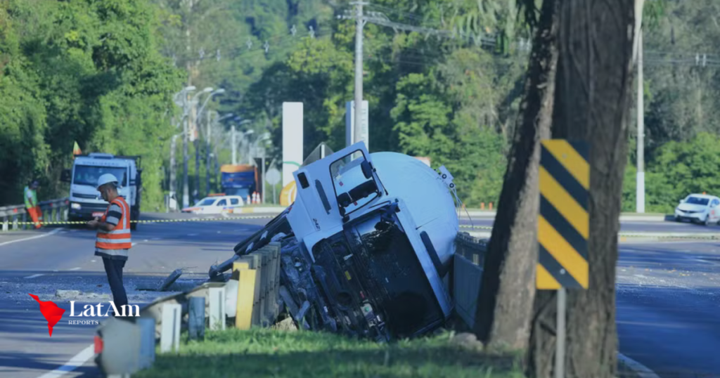 Caminhão-tanque com gás fica suspenso entre pontes no RS e causa bloqueio total da RS-122