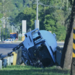 Caminhão-tanque com gás fica suspenso entre pontes no RS e causa bloqueio total da RS-122