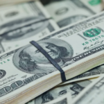 Por que o dólar está caindo? Entenda o que está por trás da queda da moeda americana