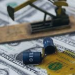 Dólar abaixo de R$ 5 pela primeira vez em dois anos: é hora de comprar?