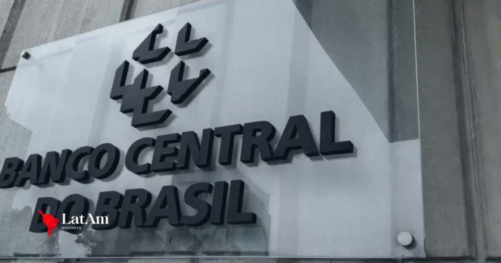 Dólar sobe em dia de decisões de juros e mercado observa tensão política em Brasília