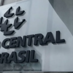 Dólar sobe em dia de decisões de juros e mercado observa tensão política em Brasília