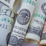 Dólar cai abaixo de R$ 5,20 enquanto mercado aguarda decisões de juros; Ibovespa ultrapassa 184 mil pontos