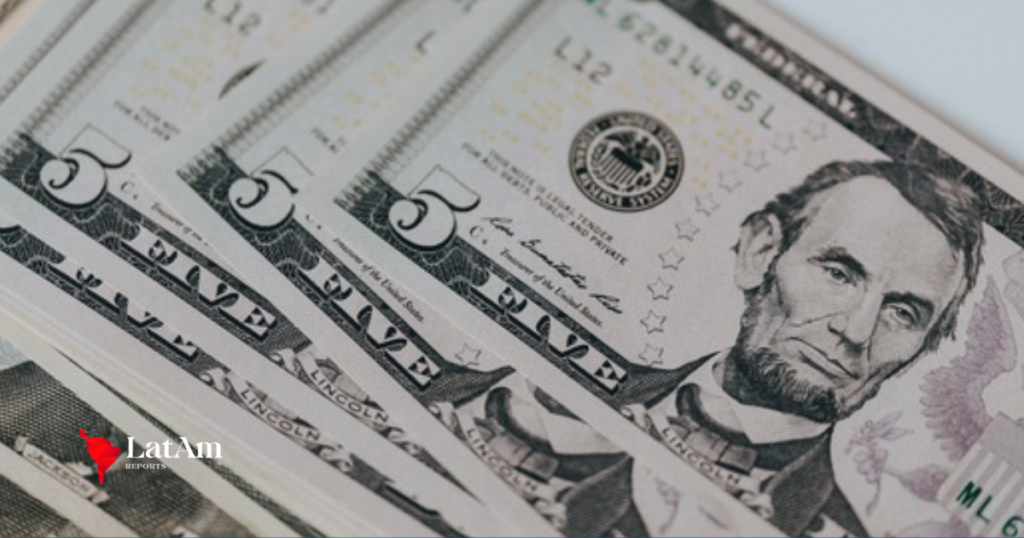 Dólar fecha a R$ 5,12, menor patamar em quase dois anos; Ibovespa recua