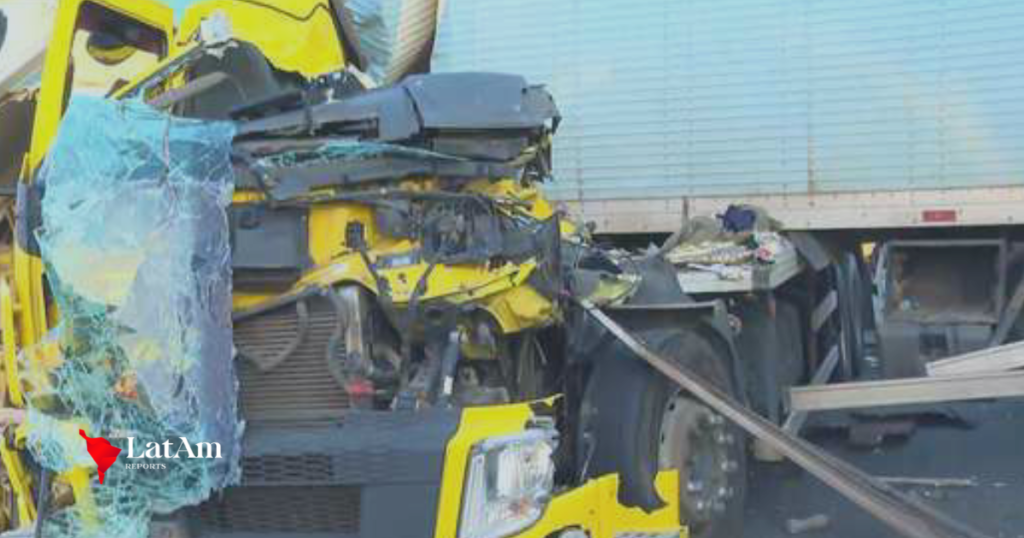 Engavetamento com caminhões que transportavam ovos fecha pista da Via Dutra no RJ