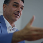 Flávio Bolsonaro diz à Folha que derrota de Lula em 2026 é condição para evitar prisão de seu pai