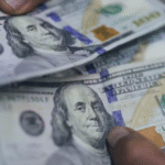 Ibovespa supera 150 mil pontos pela primeira vez e dólar fecha em queda