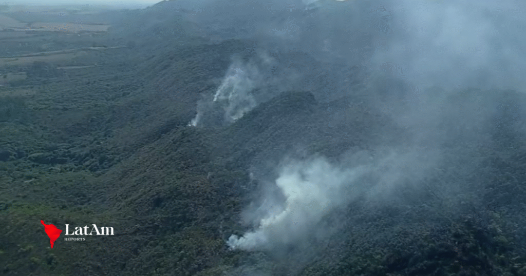 Incêndio atinge a Serra de São José em MG pelo terceiro dia seguido