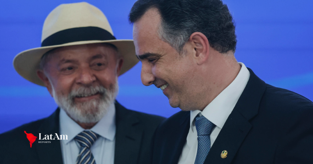 O PT trabalha nos bastidores para construir um plano B para o Governo de Minas Gerais em 2026, diante da resistência de Rodrigo Pacheco em assumir a disputa. Ainda assim, o presidente Lula segue determinado a convencê-lo a entrar na corrida eleitoral, por considerar o senador o nome mais forte para garantir um palanque competitivo no segundo maior colégio eleitoral do país. Minas é tratada como peça-chave na estratégia de reeleição do presidente. Historicamente, o desempenho no estado costuma antecipar o resultado nacional. Desde a redemocratização, apenas uma eleição presidencial foi vencida sem vitória em território mineiro, o que aumenta a pressão por uma candidatura estadual alinhada ao Planalto. Mesmo com a insistência de Lula, aliados próximos admitem que Pacheco tem sinalizado, de forma recorrente, a intenção de encerrar sua trajetória política ao fim do mandato no Senado. Esse cenário levou setores do PT e do governo a mapear alternativas, ainda que sem o aval formal do presidente. Aliados discutem alternativas enquanto Lula tenta manter aposta principal Entre os nomes avaliados como possíveis alternativas estão o senador Cleitinho Azevedo, o presidente da Assembleia Legislativa mineira, Tadeu Leite, e o ex-procurador-geral de Justiça Jarbas Soares. Também circulam, em conversas internas, as prefeitas Marília Campos, de Contagem, e Margarida Salomão, de Juiz de Fora, ambas do PT, embora Marília seja mais citada para uma eventual disputa ao Senado. A possibilidade de aproximação com Cleitinho enfrenta resistência dentro do diretório petista de Minas. Dirigentes locais veem o senador como politicamente instável e alinhado ao bolsonarismo em temas centrais, o que dificultaria a construção de um palanque coerente com a campanha presidencial. Já Tadeu Leite é visto como um nome institucionalmente forte, mas as conversas foram temporariamente congeladas por orientação direta de Lula. A leitura no entorno do presidente é de que qualquer avanço com um plano alternativo poderia enfraquecer a tentativa de atrair Pacheco para a disputa. Nos bastidores, Lula tem repetido que pretende conversar pessoalmente com o ex-presidente do Senado e oferecer garantias políticas para viabilizar uma candidatura competitiva. A articulação envolve lideranças nacionais e a busca por uma composição ampla, que inclua nomes de peso para a chapa majoritária e para o Senado. Apesar disso, o impasse permanece. A avaliação dentro do PT é de que não há muito espaço para indefinição prolongada, já que o calendário eleitoral pressiona por decisões. Caso Pacheco mantenha a recusa, a sigla terá de acelerar a escolha de uma alternativa capaz de sustentar o palanque presidencial em um estado decisivo para 2026.