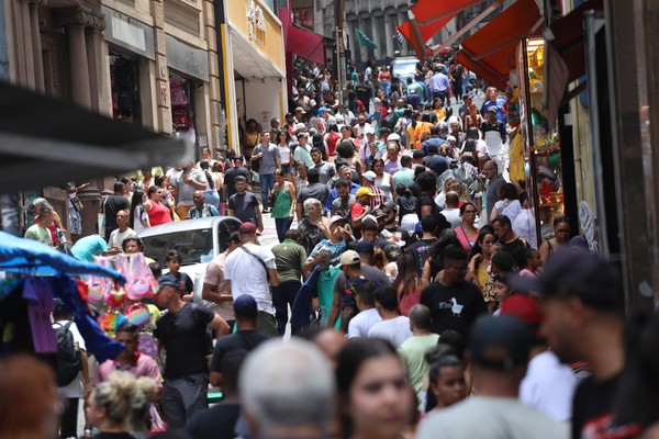 Mais de um terço dos trabalhadores brasileiros ganha até um salário mínimo, aponta IBGE