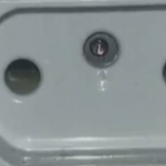 Microcâmera escondida em banheiro de empresa em SC estava apontada para vaso sanitário