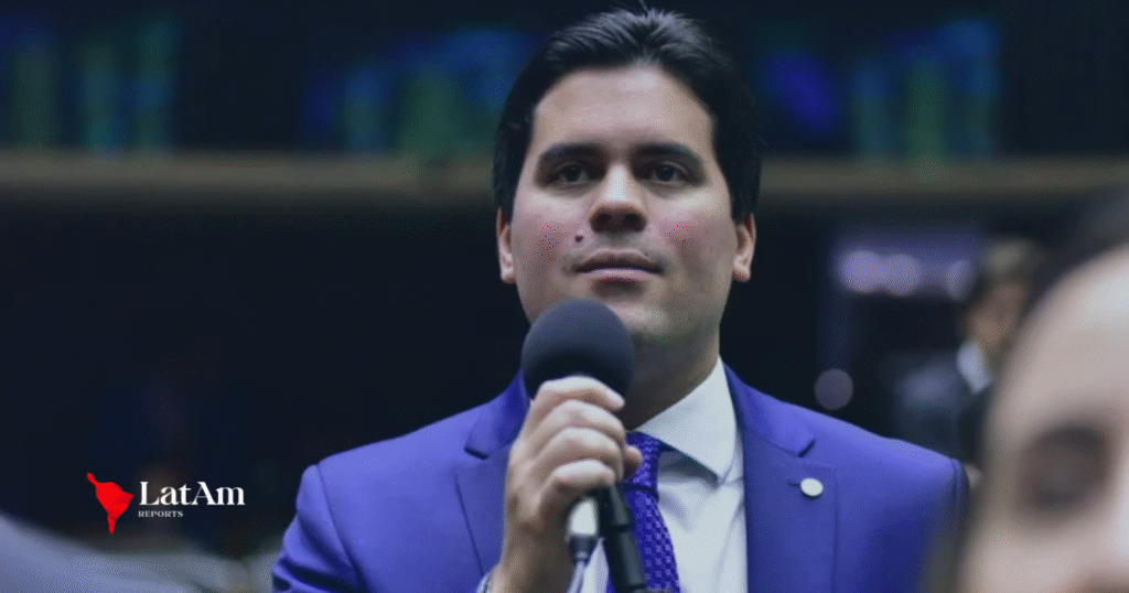 Ministro André Fufuca é afastado do Progressistas após decidir permanecer no governo Lula