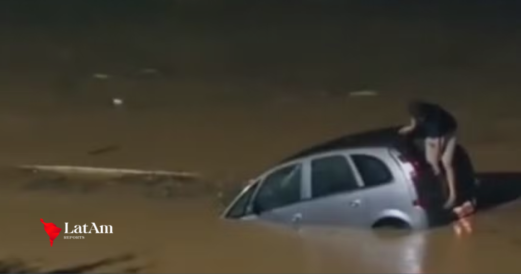 Motorista quebra vidro do porta-malas e escapa de carro submerso em rio de SC