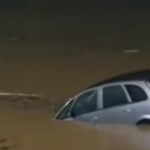 Motorista quebra vidro do porta-malas e escapa de carro submerso em rio de SC