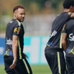Neymar volta a treinar com a Seleção e anima torcida antes de duelo contra o Haiti