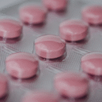 Uso prolongado de omeprazol não causa demência, mas exige acompanhamento médico