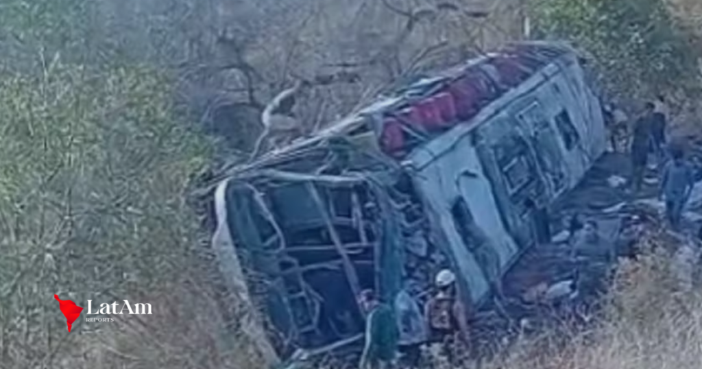 Ônibus com romeiros capota em Alagoas e deixa 15 mortos