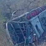 Ônibus com romeiros capota em Alagoas e deixa 15 mortos